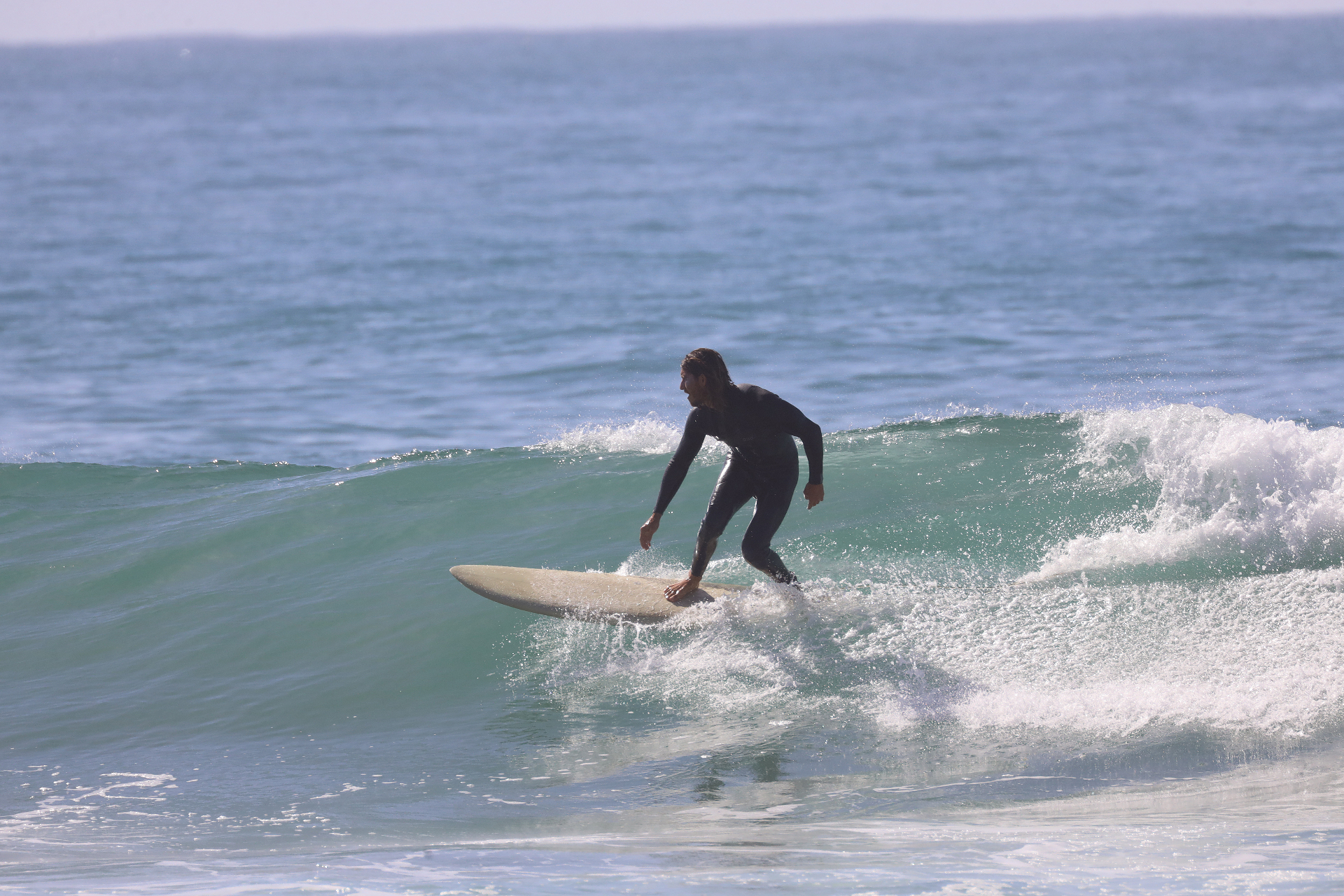 Álvaro surfing